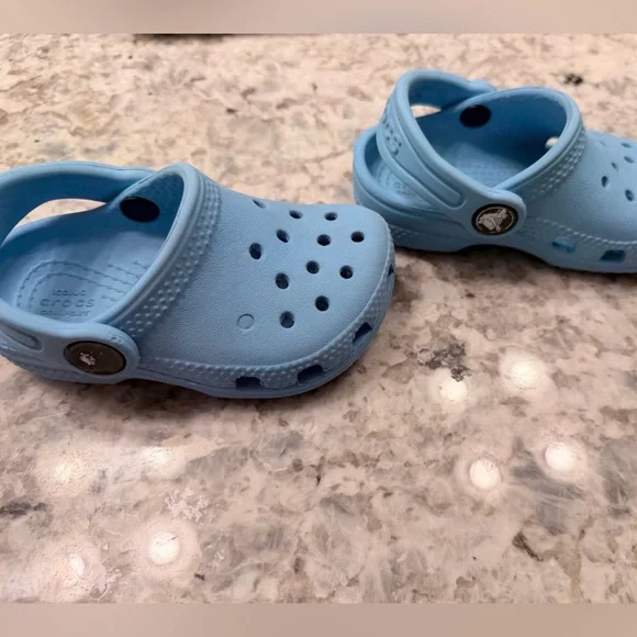 CROCS Kids Light Blue Classic Clog with Heel Strap - Picture 4 of 5